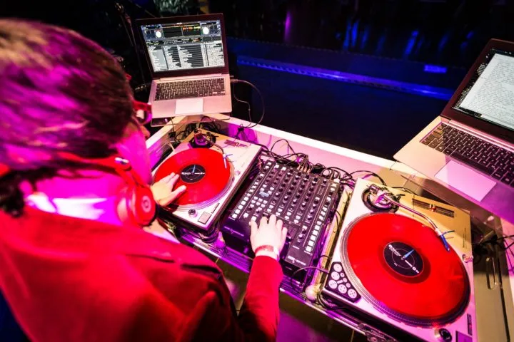 DJ Andre Siddi beim Livestream in der Galerie.
